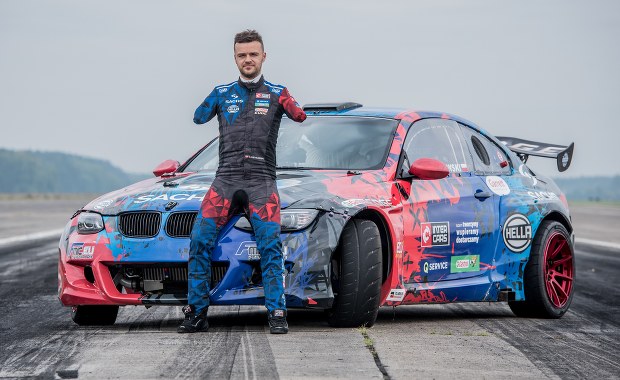 Prowadzi auto stopą i pobił rekord Guinnessa. "Drift to nie tylko kręcenie bączków”