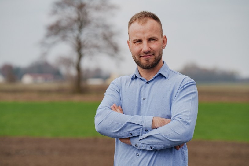 Prowadzi z ojcem pokaźne gospodarstwo. Tak mieszka Arkadiusz z "Rolnika"