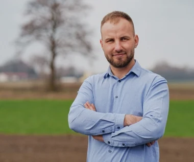 Prowadzi z ojcem pokaźne gospodarstwo. Tak mieszka Arkadiusz z "Rolnika"
