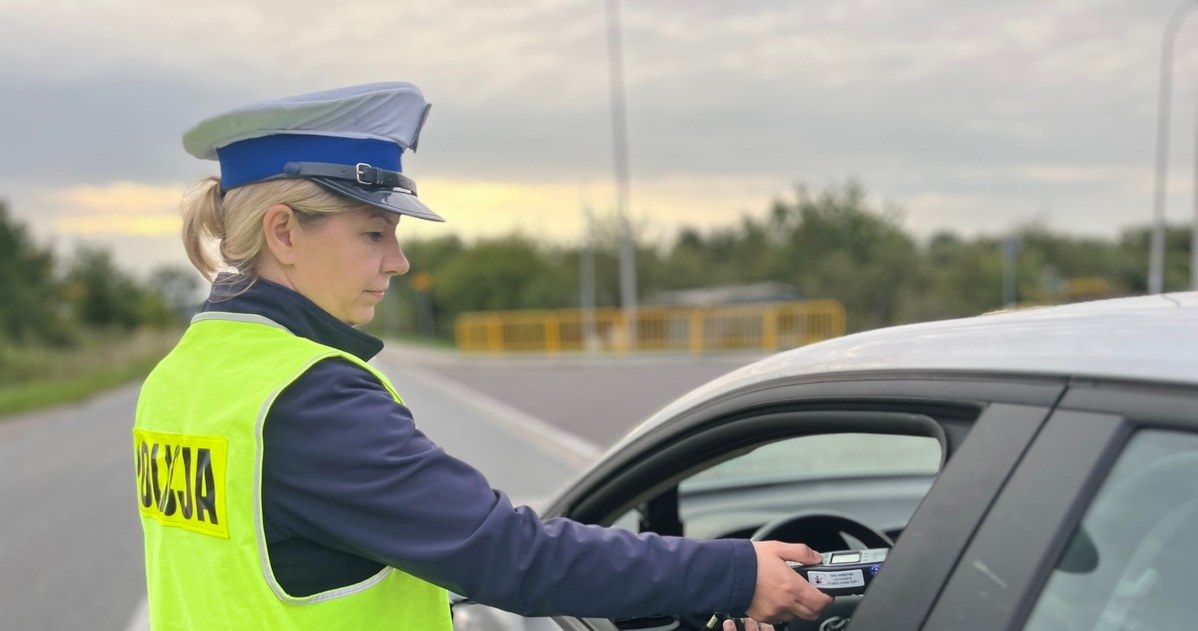 Prowadził auto o jeden dzień za długo. Na widok radiowozu chciał zamienić się z pasażerem. /Policja /materiały prasowe