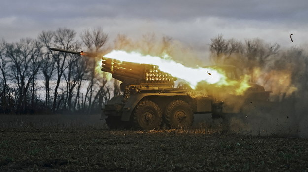 Prowadzony prze Ukraińców ostrzał w rejonie Bachmutu w obwodzie donieckim /GEORGE IVANCHENKO /PAP/EPA