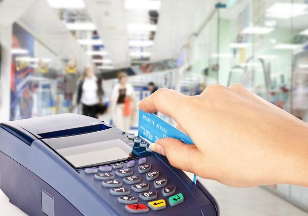 Prowizje pobierane są od każdej płatności kartą - w sklepie, na stacji benzynowej czy w restauracji /&copy;123RF/PICSEL