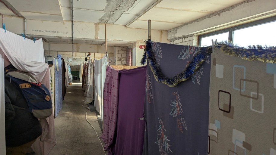 Prowizoryczne pokoje zaaranżowane w warszawskiej hali /Jacek Skóra /RMF FM