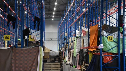 Prowizoryczne sypialnie, 8-stopniowy mróz i beczkowozy. Wysłannicy RMF FM w Bruzgach