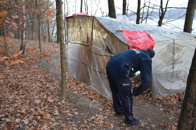 Prowizoryczny namiot Koreańczyka /policja.pl /Policja