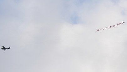 Prowokacja nad stadionem w czasie meczu Premier League