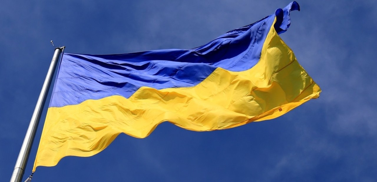 Prowokacja Rosjan. Czołgi z ukraińskimi flagami ostrzelały okupowaną miejscowość