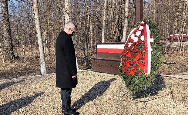 Prowokatorzy na lotnisku w Smoleńsku. Próbowano zakłócić polskie uroczystości