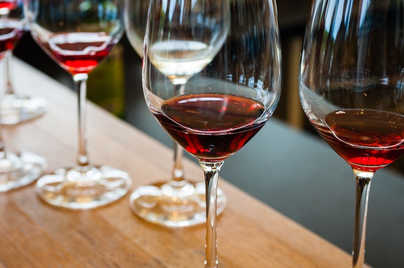Prozdrowotne działanie czerwonego wina to mit /123RF/PICSEL