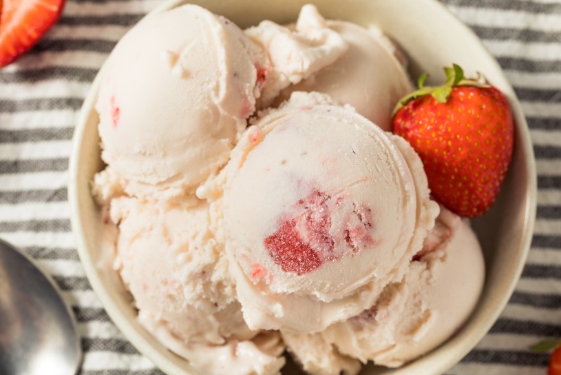 Próżno szukać ich w lodziarni. Fit lody truskawkowe z czterech składników