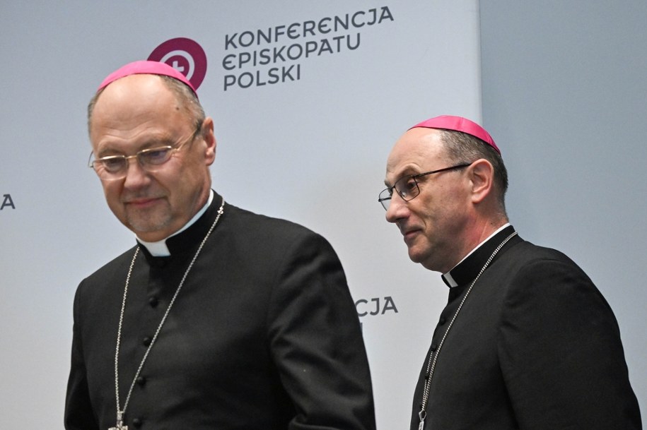 Prymas Polski abp Wojciech Polak (z prawej) i biskup gliwicki Sławomir Oder podczas konferencji prasowej po zakończeniu 404. Zebrania Plenarnego Konferencji Episkopatu Polski /Piotr Nowak /PAP