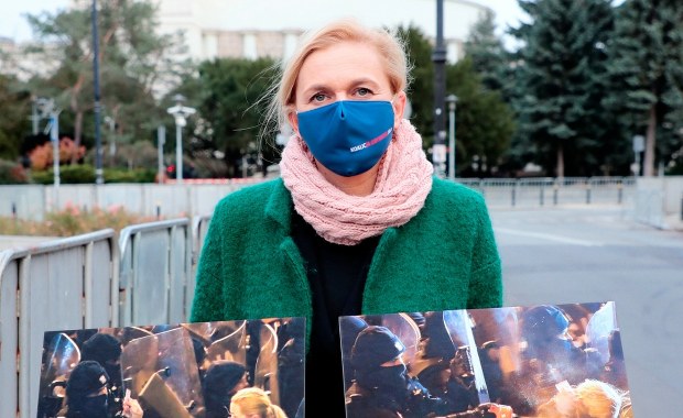 Prysnął gazem w twarz Barbary Nowackiej. Policjant oskarżony