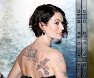 Prywatnie Lena Headey zdaje się w niczym nie przypominać diabolicznej władczyni, w którą błyskotliwie wcieliła się na ekranie. Jej skłonność do entuzjastycznego przeklinania, z którego słynie i ujmująca otwartość świadczą niewątpliwie o tym, że nie zdradza kapryśnych królewskich nastrojów Cersei. Znakiem rozpoznawczym gwiazdy są widoczne tatuaże. Jak przyznaje, nie jest zainteresowana drogimi torebkami, ale nie może oprzeć się urokowi atramentu na skórze. "To mnie resetuje. To taki mój rytuał" - mówi. W wywiadach podkreśla, że nie ma sposobu na ustalenie obiektywnych kryteriów, które czynią daną rolę "dobrą". Nie gra dla sympatii czy cudzej aprobaty. "Kiedy występujesz, musisz uciszyć wewnętrzny głos, który mówi: 'Jesteś beznadziejny', co czasem jest naprawdę trudne" - mówi ze śmiechem.


[PAP Life]