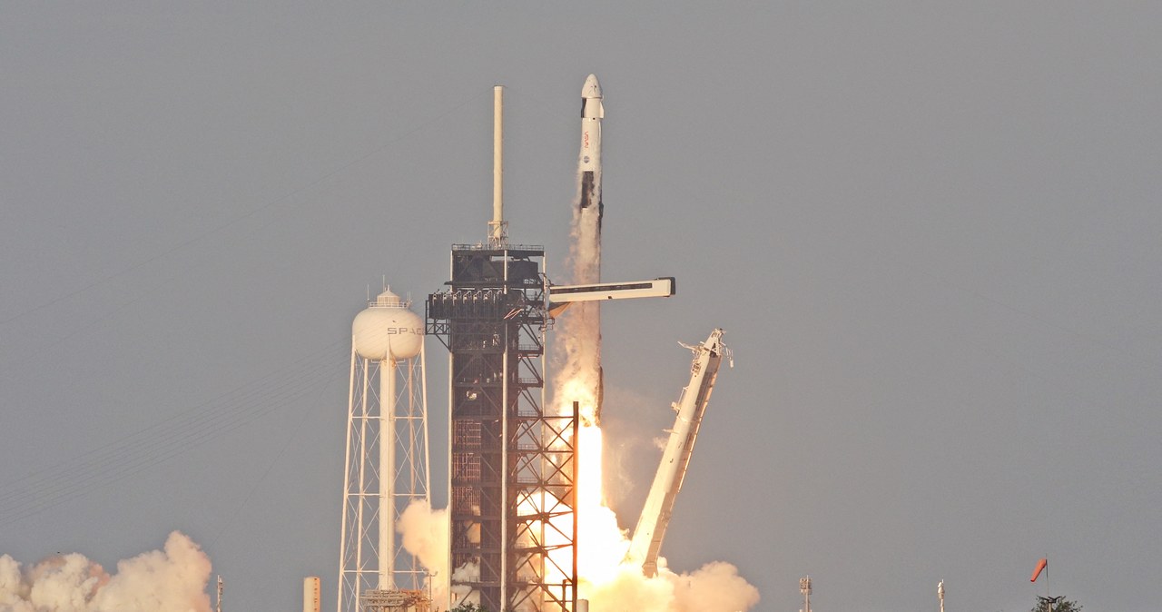 Prywatny biznes kosmiczny rozwija się coraz prężniej. Na zdj. rakieta Falcon 9 firmy SpaceX z kapsułą Crew Dragon Endurance /Gregg Newton /AFP