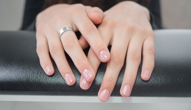 Przebarwienia na paznokciach znikną na dobre. Ekspresowy trik z kuchennej szafki