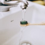 Przebarwienia po kawie znikają z zębów. Do pasty dodaj składnik za 7 zł