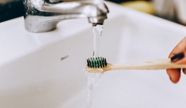 Przebarwienia po kawie znikają z zębów. Do pasty dodaj składnik za 7 zł