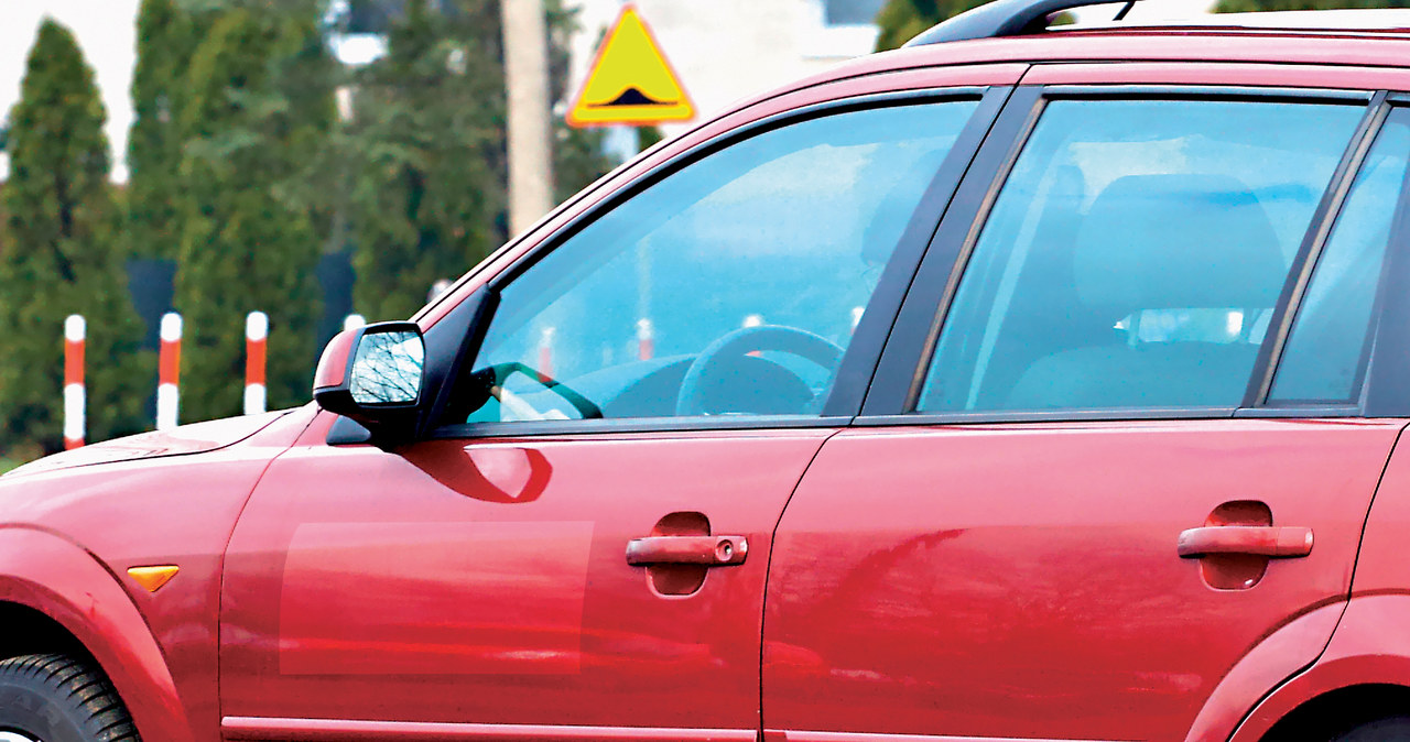 Przebarwienia pozostałe po naklejkach świadczą o przeszłości we flocie lub na taksówce. Takie auto może mieć duży przebieg. /Motor