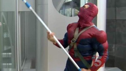 Przebierał się za Spidermana i mył okna w dziecięcym szpitalu. Został skazany za pedofilię