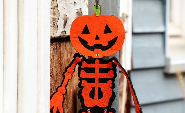 Przebieranki i psikusy. Skąd się wzięło Halloween i dlaczego budzi tyle emocji?