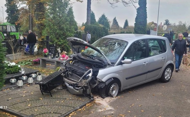 Przebił mur cmentarza, wjechał między nagrobki i uszkodził kilka z nich