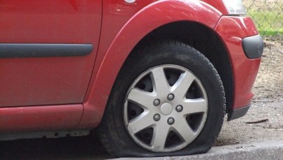 Przebił opony w ponad 30 autach w Katowicach. "W ręce miał młotek i nóż"