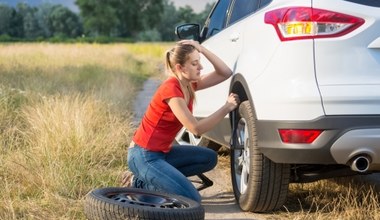 Przebita opona w samochodzie podczas wyjazdu na wakacje? To uratuje twoją podróż