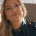 Przebojowa komedia Netfliksa podbiła serca widzów. Dobre wieści zza kulis