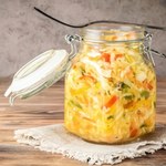 Przebojowa sałatka z kapusty do słoików. Do mięs, ryby, a nawet kanapek