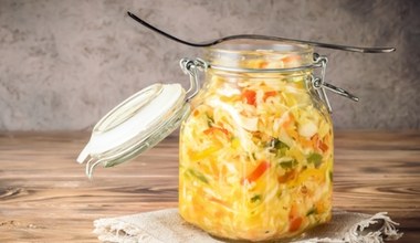 Przebojowa sałatka z kapusty do słoików. Do mięs, ryby, a nawet kanapek