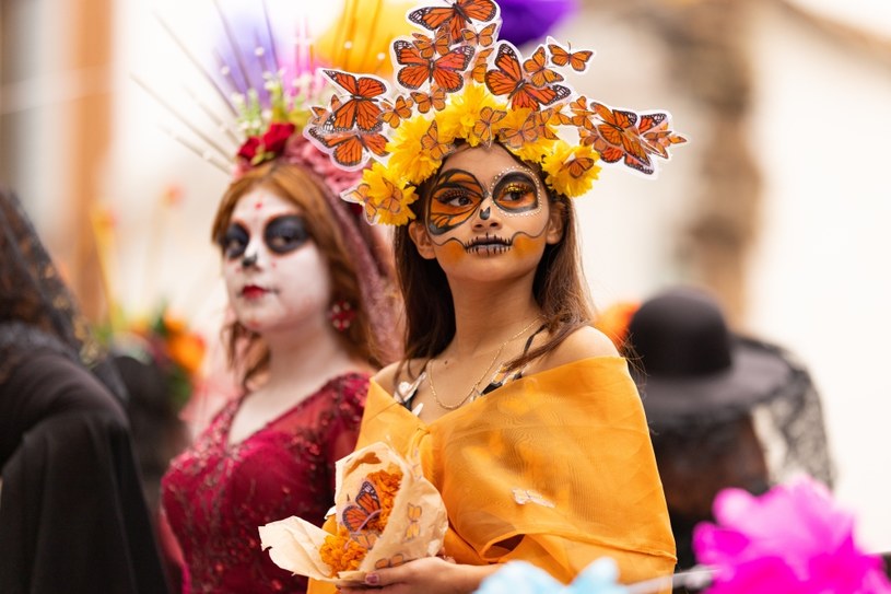 Przebrane kobiety podczas parady z okazji Dia de Muertos 1 listopada /123RF/PICSEL