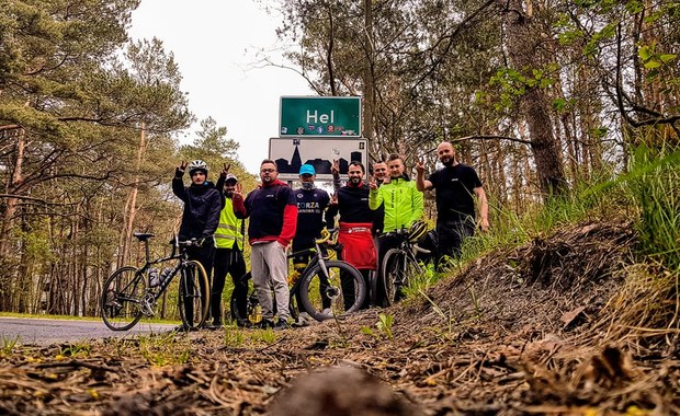 ​Przebyli rowerem 800 km non stop, by pomóc choremu Adasiowi  