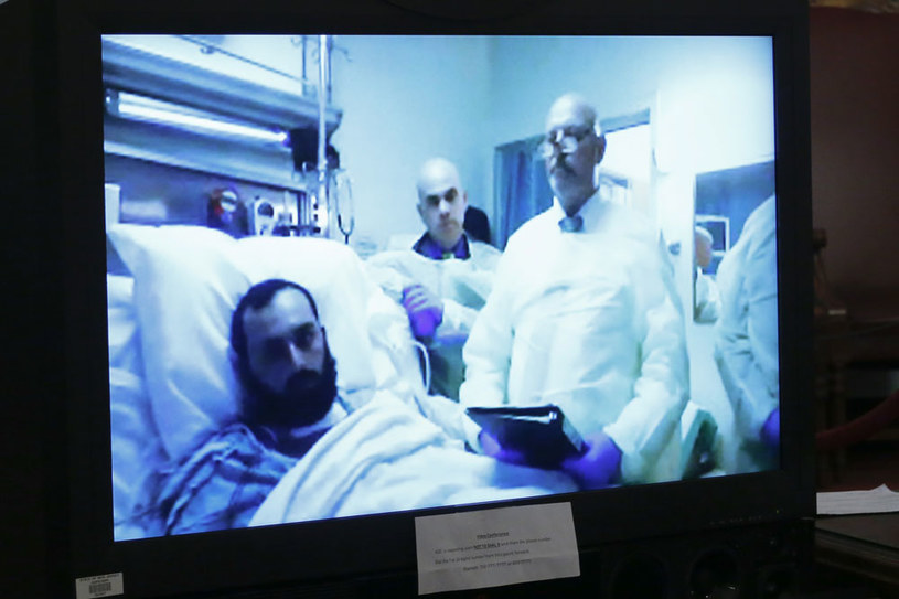 Przebywający w szpitalu w Newark Ahmad Khan Rahami przysłuchuje się rozprawie za pośrednictwem połączenia satelitarnego /AFP