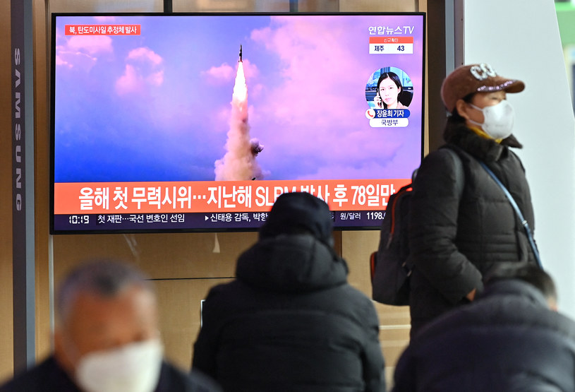 Przechodnie na dworcu w Seulu oglądają transmisję z wystrzelenia rakiety przez Koreę Północną /JUNG YEON-JE / AFP /AFP