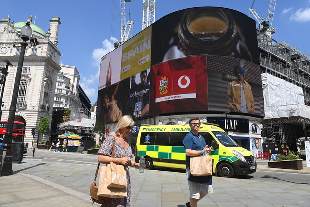 Przechodnie na Piccadilly Circus w Londynie /FACUNDO ARRIZABALAGA /PAP/EPA