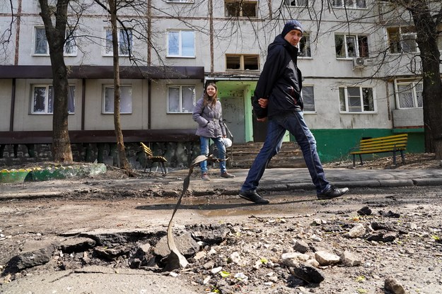 Przechodnie na zniszczonej przez rosyjski ostrzał ulicy w Charkowie /Mykola Kalyeniak /PAP