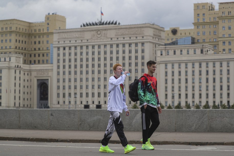 Przechodnie przed gmachem resortu obrony w Moskwie /MAXIM SHIPENKOV    /PAP/EPA