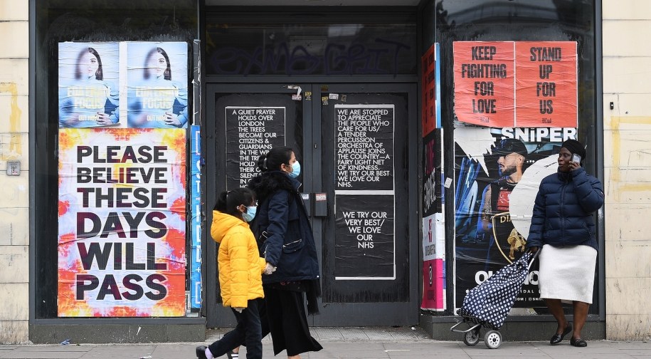 Przechodnie przed zamkniętym sklepem w Londynie / 	ANDY RAIN    /PAP/EPA