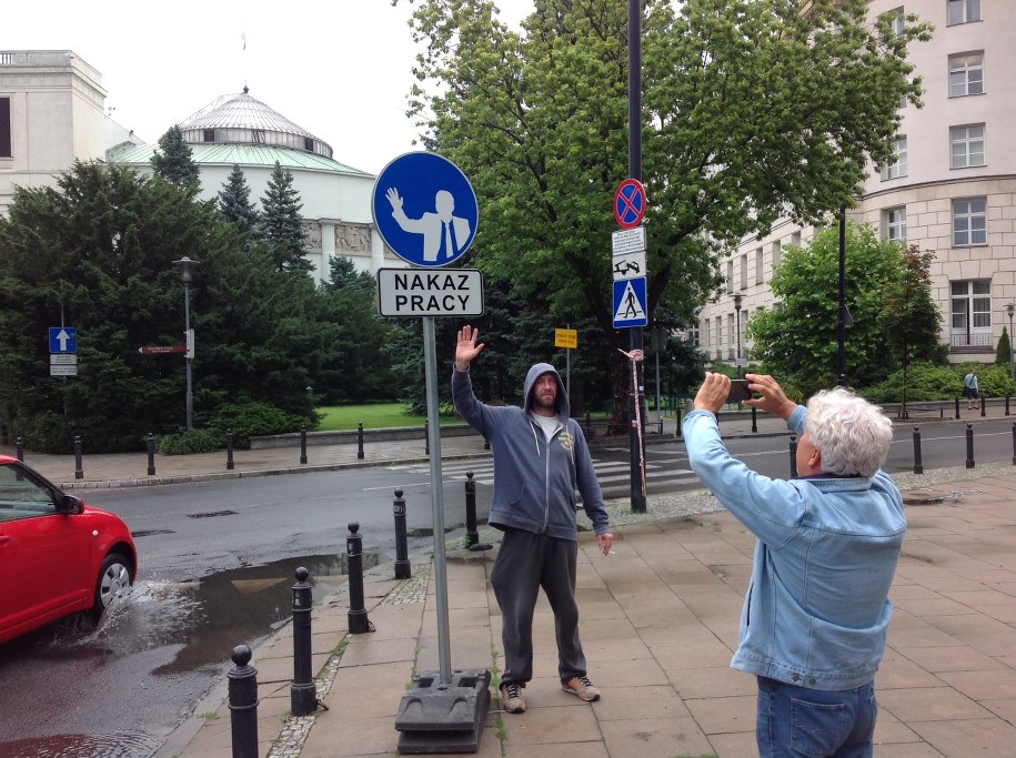 Przechodnie robią sobie zdjęcia ze znakiem w tle /Tomasz Skory  /RMF FM