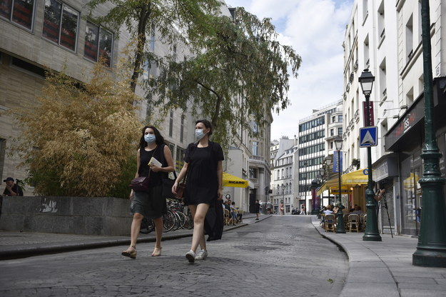 Przechodnie w maseczkach na jednej z ulic Paryża /	JULIEN DE ROSA /PAP/EPA