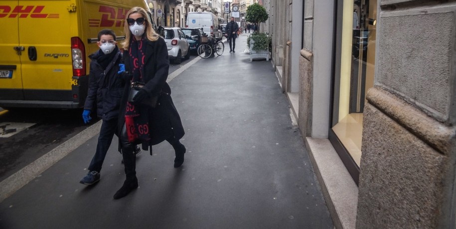 Przechodnie w maskach na jednej z ulic Mediolanu /MATTEO CORNER /PAP/EPA