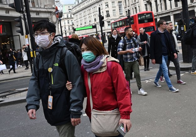 Przechodnie w maskach w Londynie /NEIL HALL /PAP/EPA