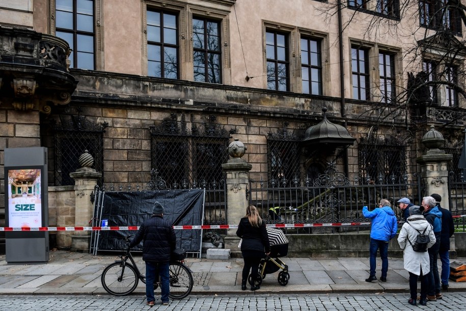 Przechodnie w pobliżu miejsca kradzieży /FILIP SINGER /PAP/EPA