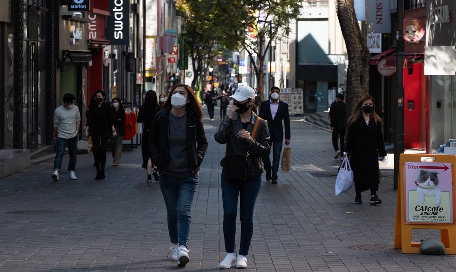 Przechodnie w Seulu /JEON HEON-KYUN  /PAP/EPA