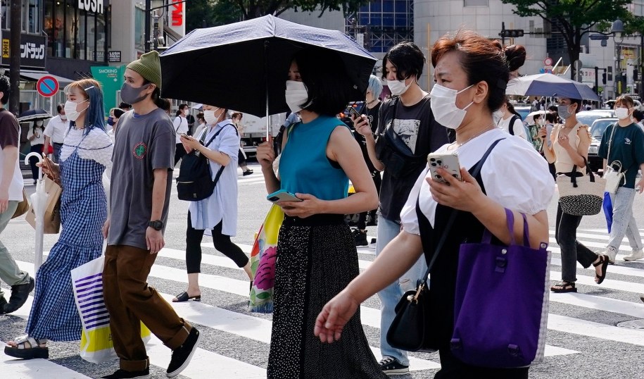 Przechodnie w Tokio /KIMIMASA MAYAMA /PAP/EPA