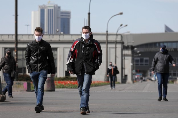 Przechodnie w Warszawie w maseczkach ochronnych na twarzy. Od 10 października w całym kraju jest obowiązek zakrywania ust i nosa przy pomocy maseczki /Paweł Supernak /PAP