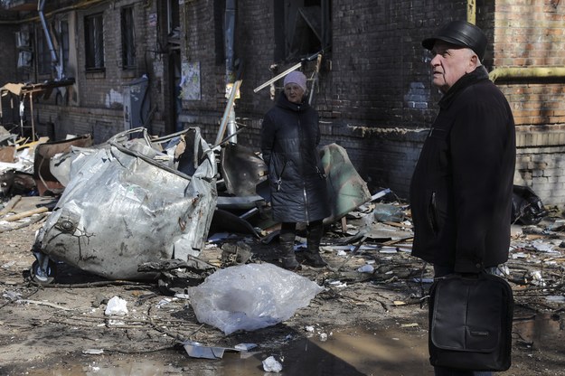 Przechodnie w zniszczonym rosyjskimi atakami Kijowie /MIGUEL A. LOPES /PAP/EPA