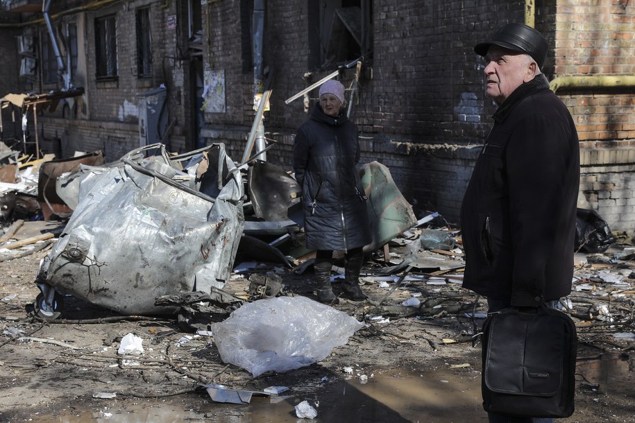 Przechodnie w zniszczonym rosyjskimi atakami Kijowie /MIGUEL A. LOPES /PAP/EPA