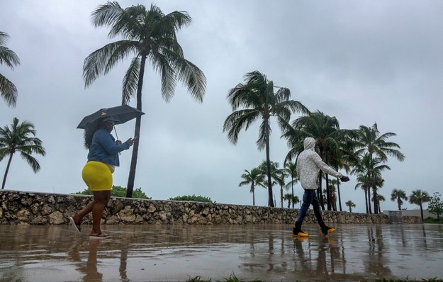 Przechodząca we wtorek nad wschodnim wybrzeżem USA burza tropikalna Izajasz pozbawiła dostępu do prądu ponad milion osób /CRISTOBAL HERRERA-ULASHKEVICH /PAP/EPA
