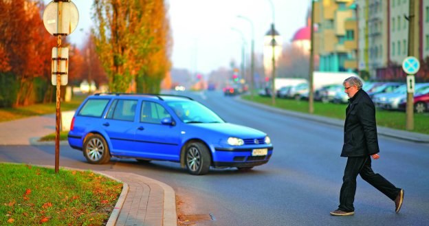 Przechodzenie przez jezdnię poza przejściem dla pieszych jest dozwolone w określonych sytuacjach. /Motor